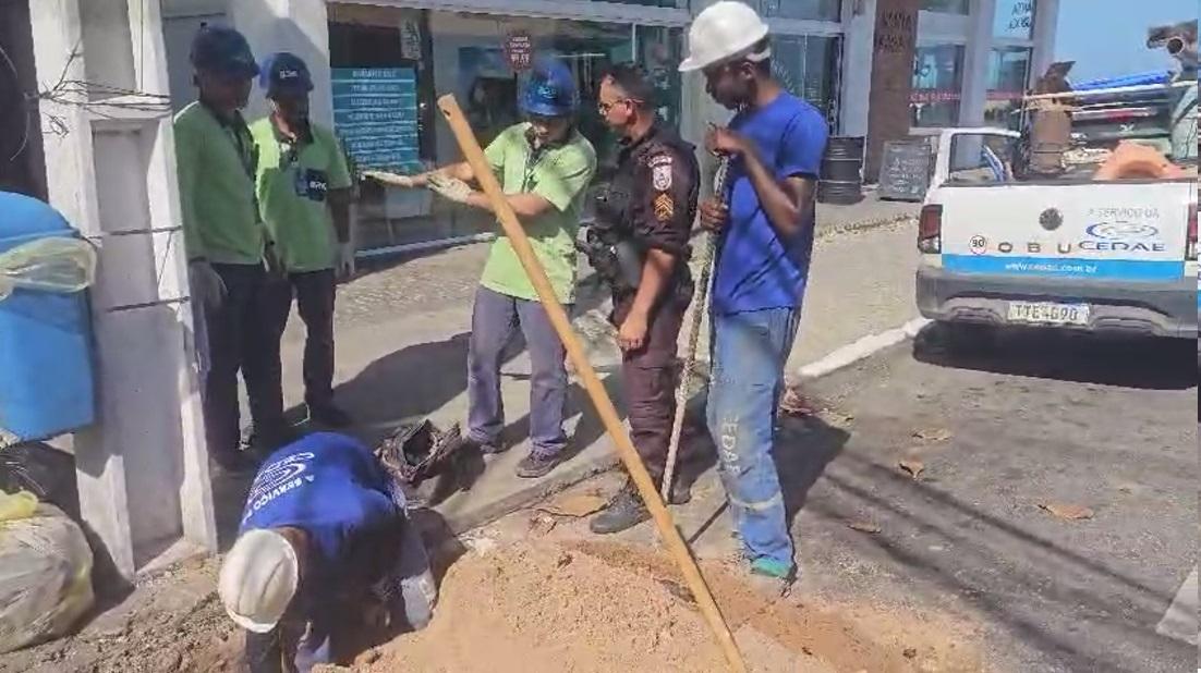 Polícia Militar flagra ligação clandestina de água em centro comercial na orla de Cavaleiros, em Macaé-RJ