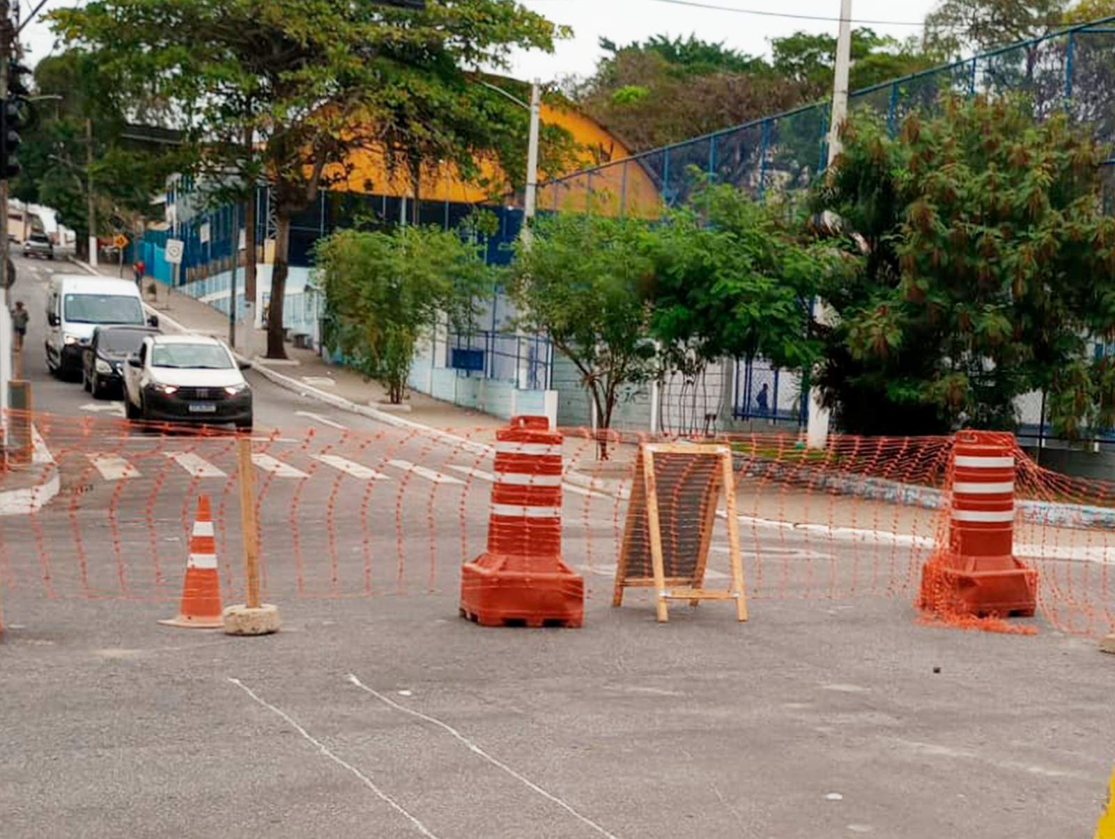 Rua Alcídes Mourão, na Aroeira, passa por alterações para obras de esgotamento sanitário