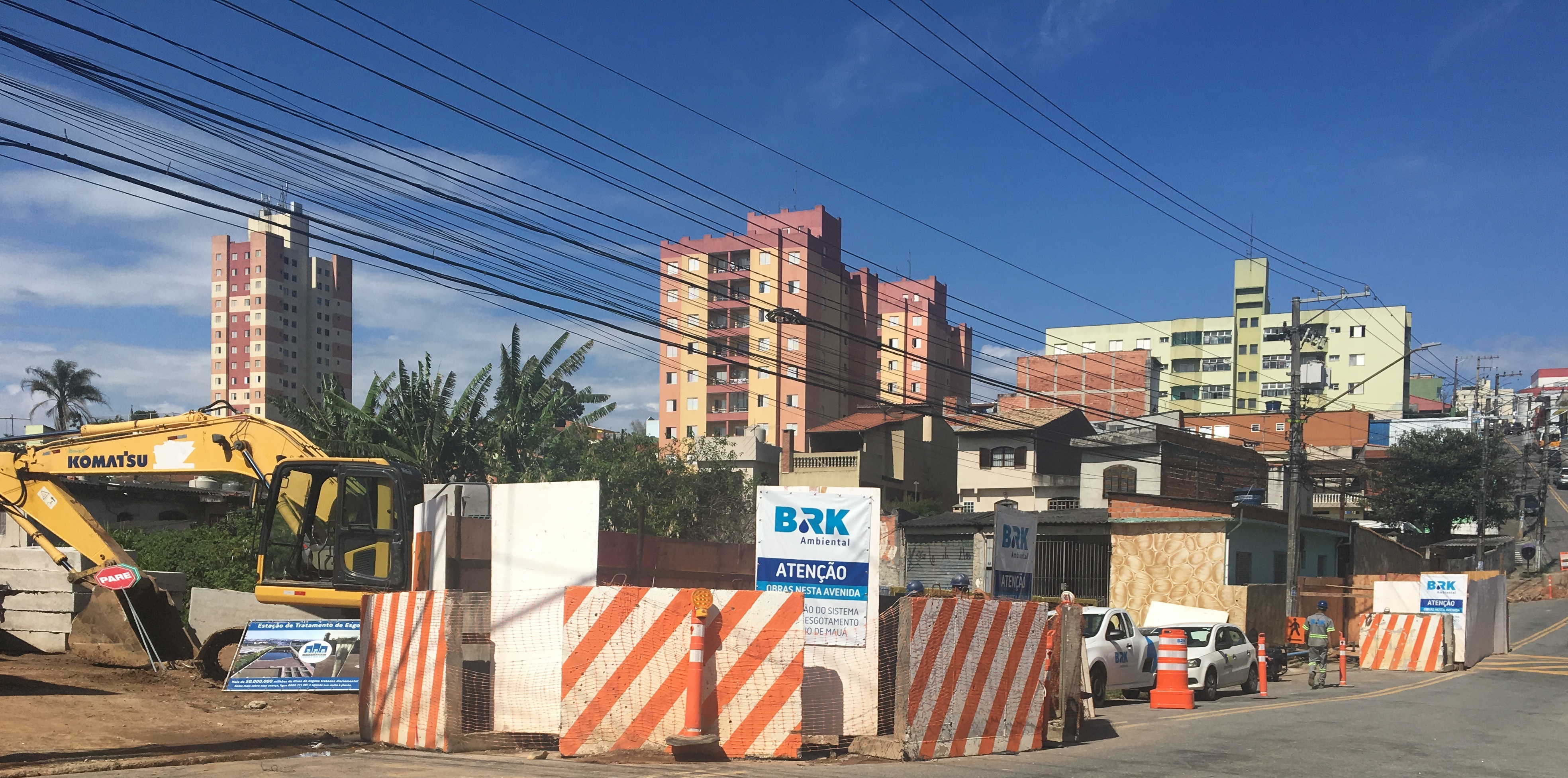 Obra de esgoto na Rua Brás Cubas em Mauá, SP
