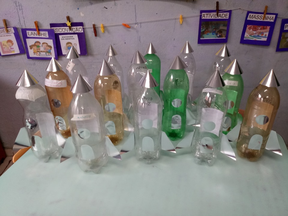 Garrafas preparadas para armazenarem o óleo de cozinha usado