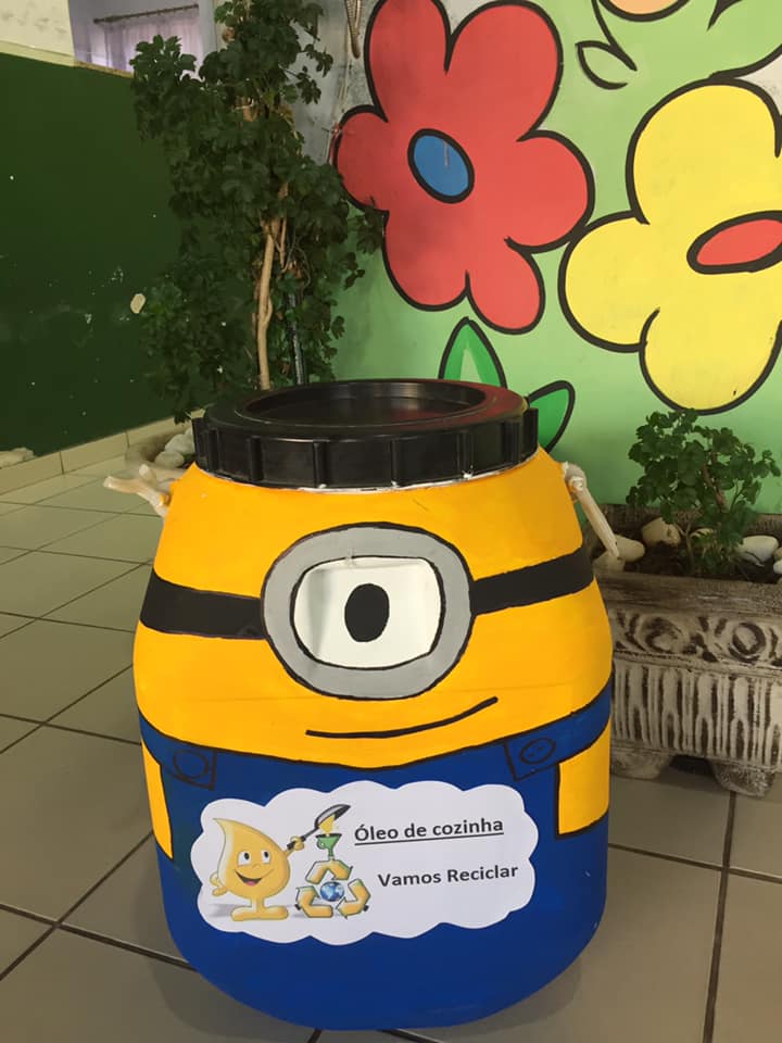 Bomba de recolhimento de óleo de cozinha usado decorado como um minion