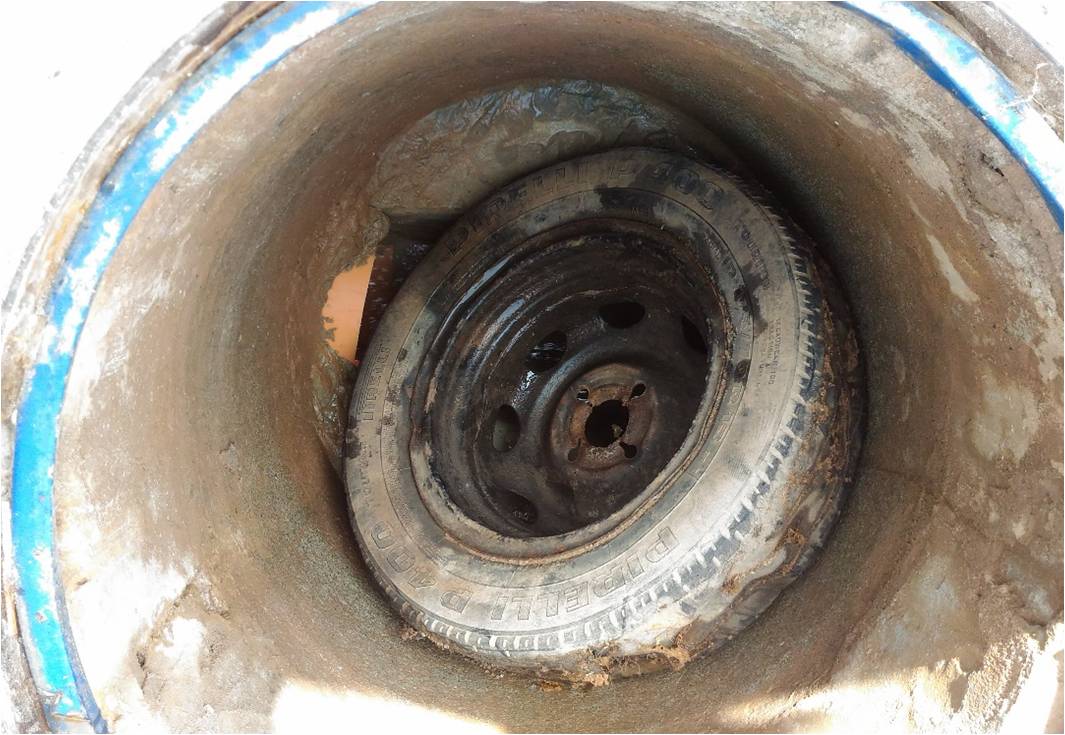 pneu na rede de esgoto