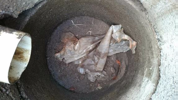 Lixo, gordura e terra enviadas para a rede coletora geram entupimentos e retorno de esgoto