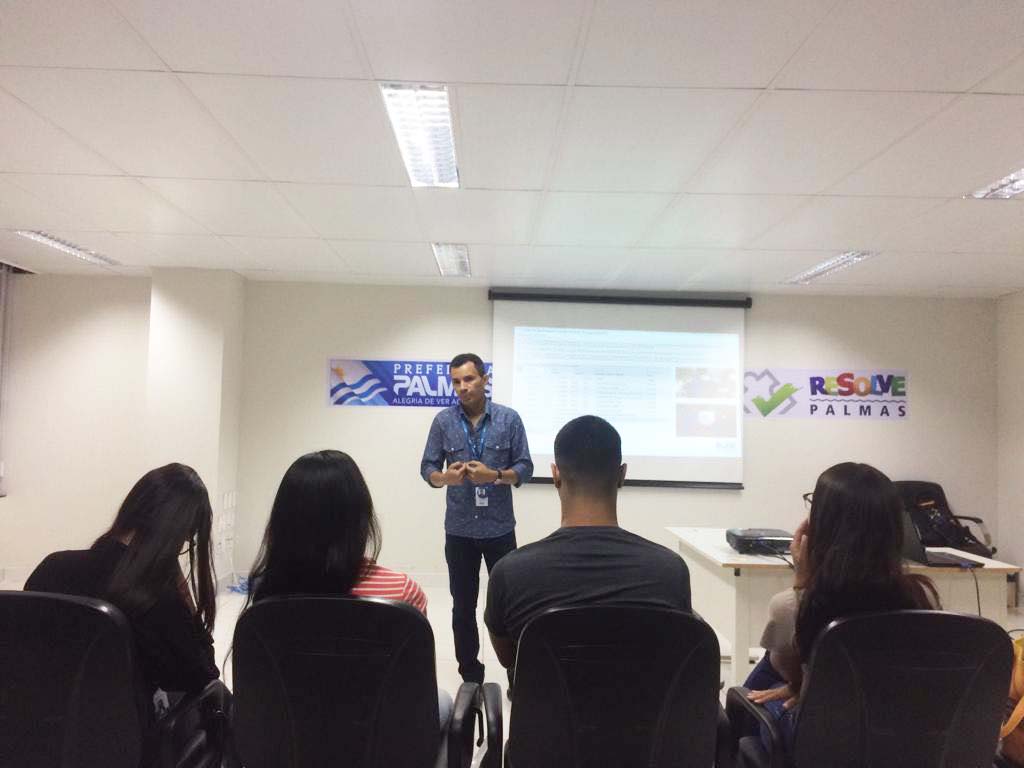 Álvaro Viana, da equipe comercial da BRK Ambiental e responsável pelo contato com os órgãos de defesa do consumidor, fala para atendentes do Procon em Palmas.