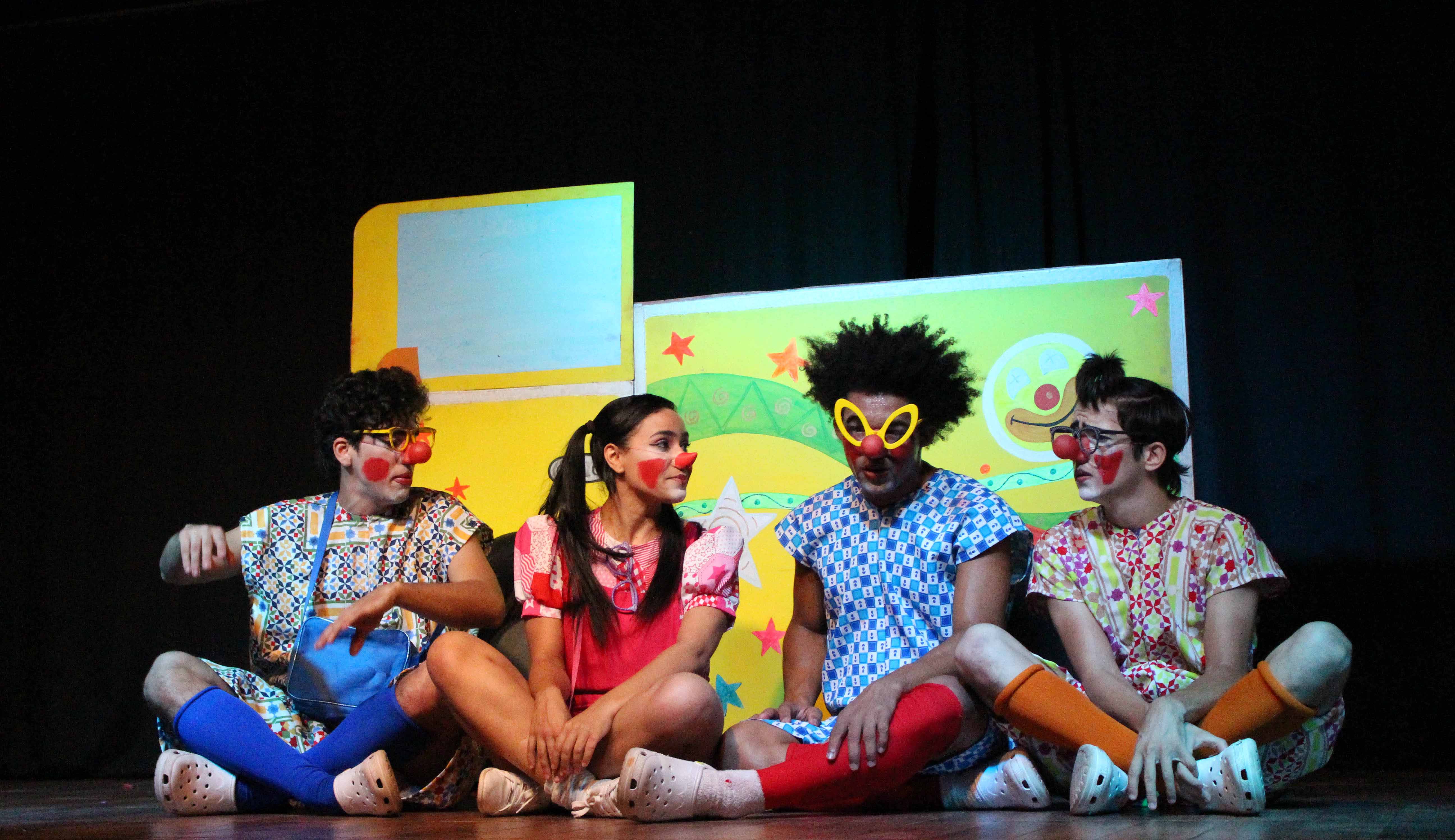 Atores da peça geringonça em cena